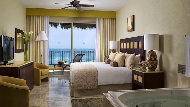 Royal Family Master Suite Two Bedrooms Oceanfront | Villa del Palmar ...